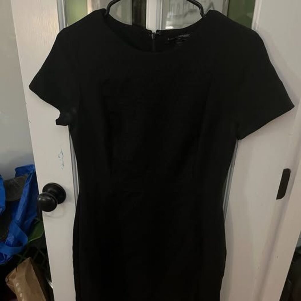 Banana Republic Black Short Sleeve Sheath Dress Size 6P